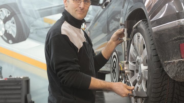 Mechanik przy kole z urządzeniem do geometrii i wyważania
